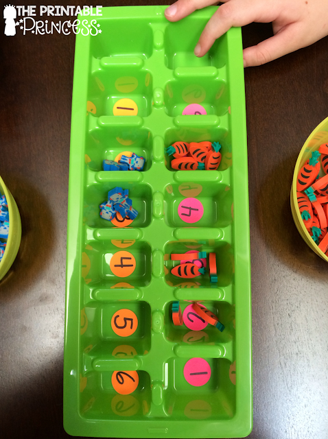 Find out how to play an easy number game for Kindergarten at this blog post! It's a great math activity for the first days of school when you are just getting started! Students will need to work cooperatively and start to learn how the math center games work in your classroom! You could also use this with your preschool or 1st grade students as well! Click through for this great back to school math center game idea. 