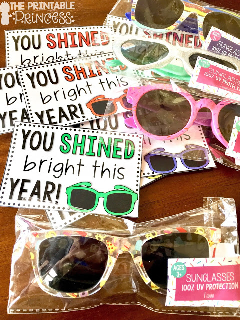 Stop by and check out these fun ideas for inexpensive end of the year gifts for students. Gift ideas include mini erasers, bubbles, flashlights, sunglasses, and more. These end of the year gifts are perfect for Kindergarten, first grade, or second grade students. Click through to grab your FREE gift tags to make your own student gifts! 